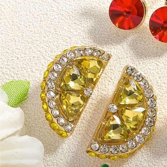 🍋 Betsey Johnson sparkling crystal lemon wedge earrings 🍋 - Picture 1 of 7